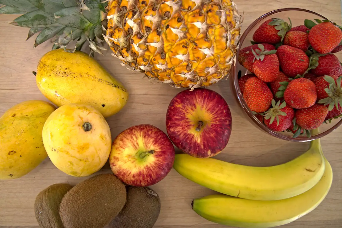 six favorite fruits for dehydrating: strawberries, mangos, bananas, pineapples, kiwis, and apples