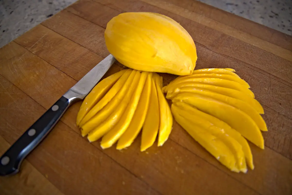 sliced mango for dehydrating