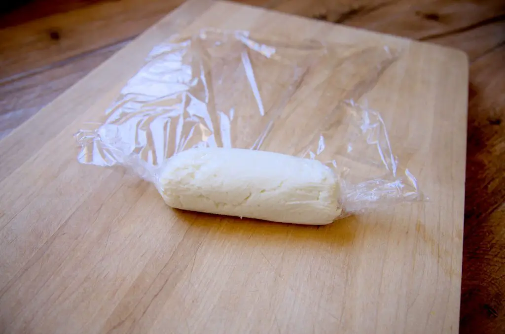 rolling goat cheese log